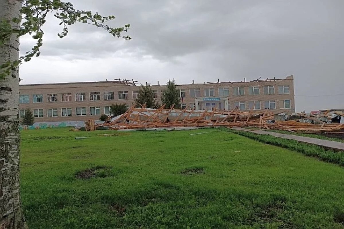    В Башкирии ветром снесло крышу школы