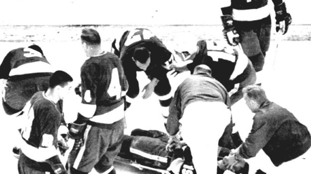 13 января 1968 года. Билл Мастертон ударился затылком об лед после силового приема и не смог подняться. Фото НХЛ