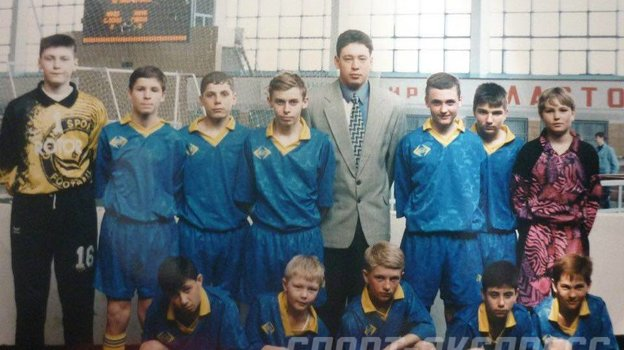 Леонид Слуцкий и его воспитанники из «Олимпии»: Роман Адамов — третий слева в верхнем ряду, Денис Колодин — третий слева в нижнем ряду.