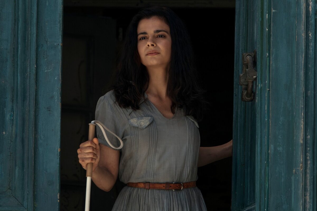 Кадр из сериала"Весь невидимый нам свет". На фото актриса Ариа Миа Лоберти в главной роли (Мари-Лор Леблан )