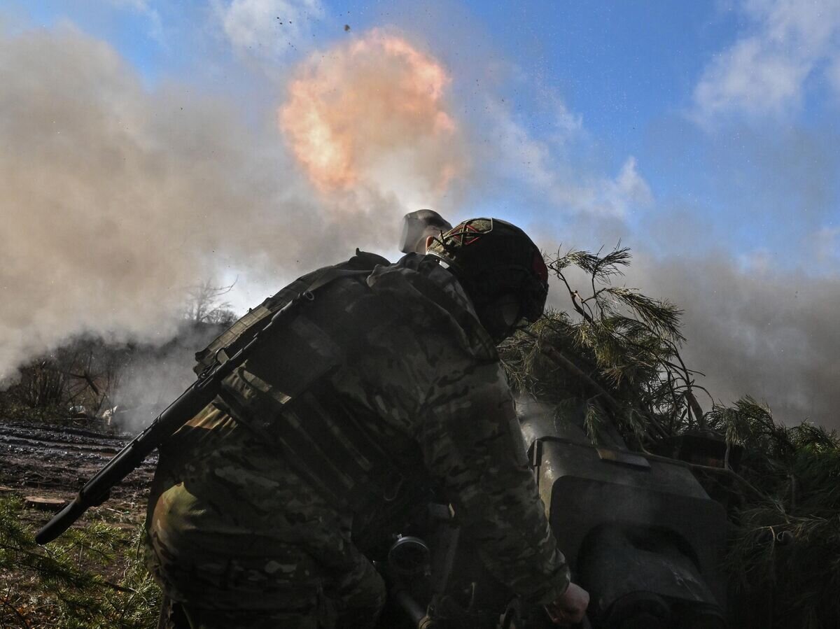    Военнослужащий ВС РФ боевого расчета гаубицы Д-30 в зоне проведения специальной военной операции© РИА Новости / Станислав Красильников