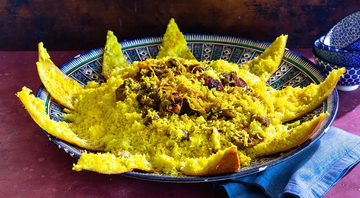 Шах-плов в лаваше, блюдо азербайджанской кухни, иногда еще называют «королевским» за эффектный внешний вид и оригинальный состав. А еще это блюдо готовят не на плите, как это бывает обычно, а в духовке! Рецепт шах-плова, конечно, простым не назовешь, но все приложенные усилия будут вознаграждены поистине потрясающим результатом. В состав блюда входит мясо (если желаете, используйте курицу), рис, шафран, куркума, а также курага и, что довольно неожиданно, вяленая желтая слива. Чеснок не добавляют, видимо, царские особы его не очень приветствовали. Ингредиенты сначала готовят по отдельности, а затем «заключают» в оболочку из промасленных листов лаваша… В общем, вы уже поняли, что шах-плов — то самое угощение, которое точно стоит научиться готовить в домашних условиях.