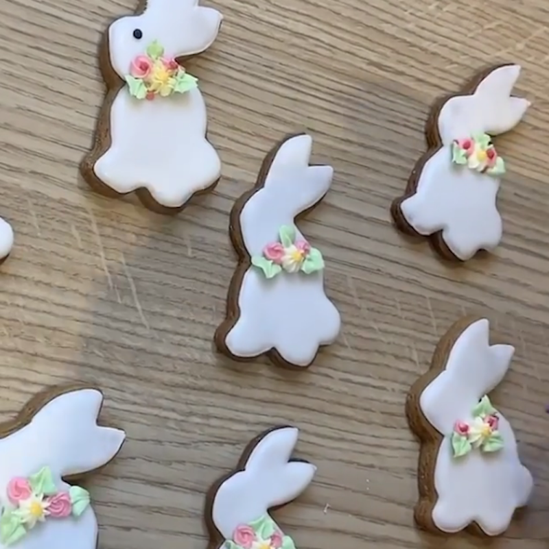    Шеф-повар Букингемского дворца поделился рецептом пасхального печенья.скриншот видео соцсети @theroyalfamily