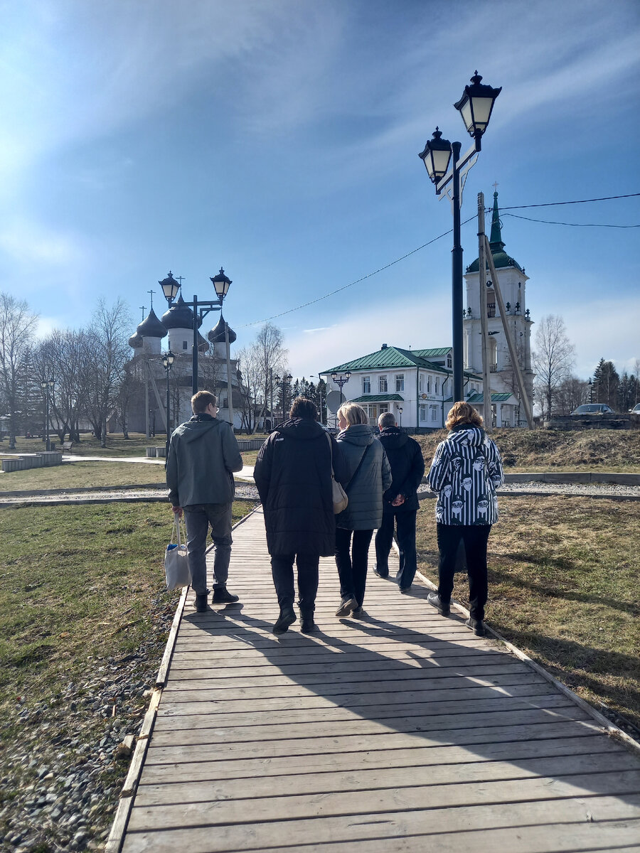 Идем с набережной Баранова на Соборную площадь.