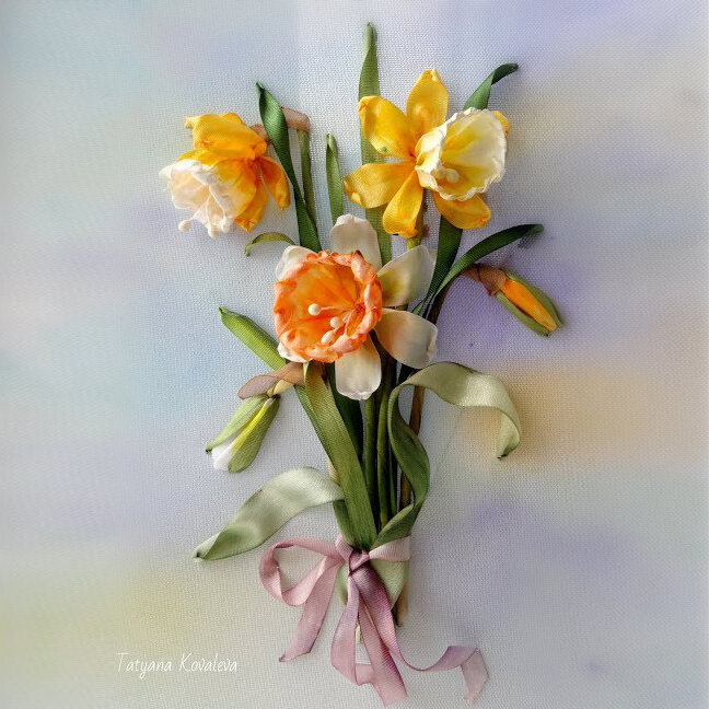    Вышивка нарциссов лентами   
Источник: Скриншот из видео