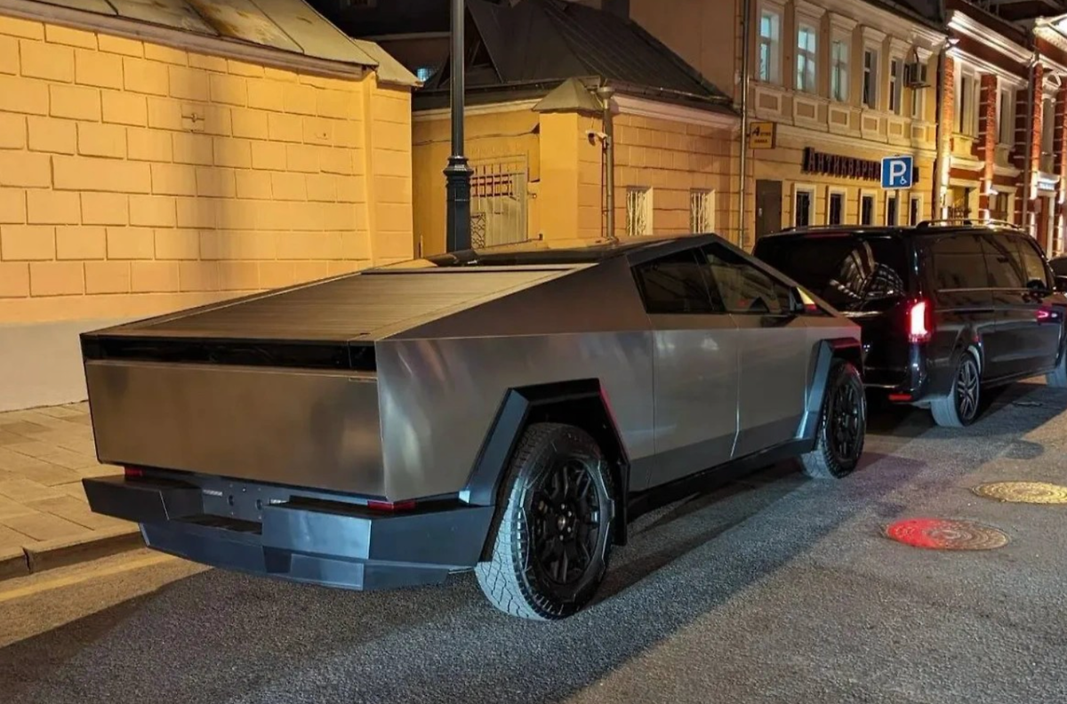 Первый Cybertruck в Москве