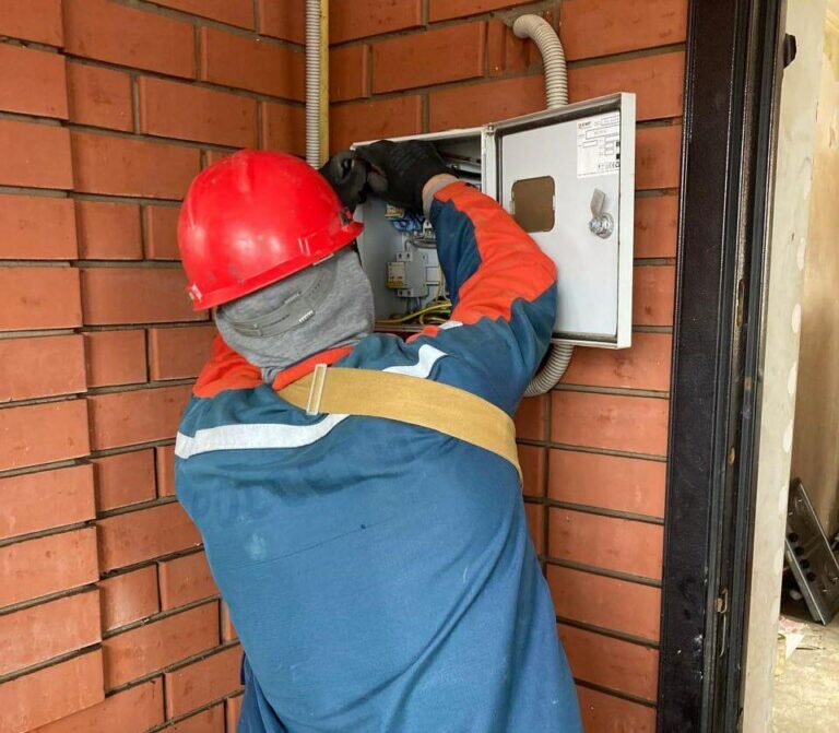    За минувшие сутки в Оренбурге и Орске возобновлено электроснабжение еще 838 домов Андрей Севостьянов