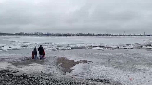 А тем временем в Архангельске на Северной Двине идёт ледоход