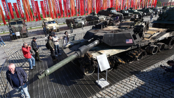    На Поклонной горе в Москве открыли выставку трофейного вооружения и военной техники Ирина Петрова