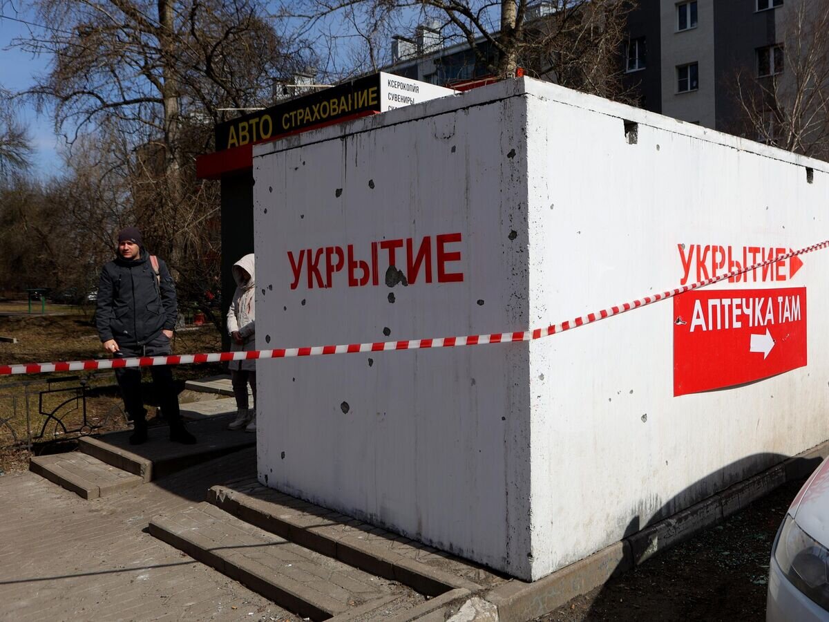    Модульное укрытие для защиты людей при обстрелах на одной из улиц в Белгороде, поврежденное в результате обстрела ВСУ© РИА Новости / Таисия Лисковец