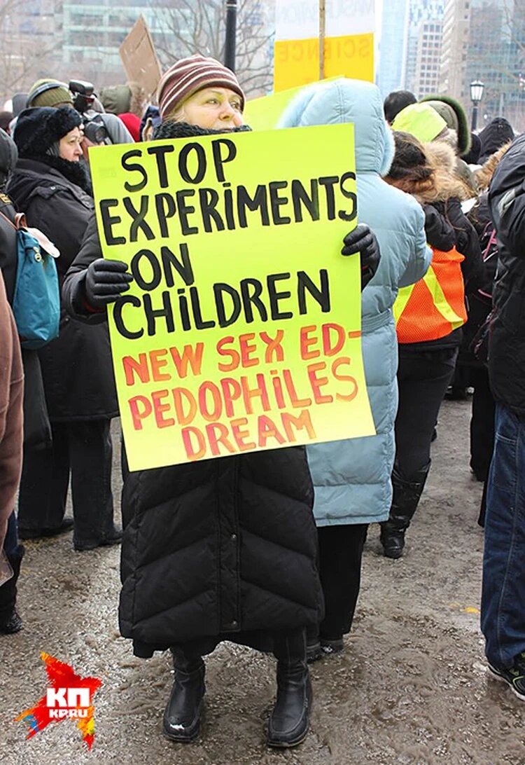 Это мои друзья на демонстрации против сексобраза в Торонто. На фото вверху на плакате написано: "Остановите эксперименты на детях. Новая программа сексобразования - мечта педофилов". И ведь угадали! Разрабатывал педофил.