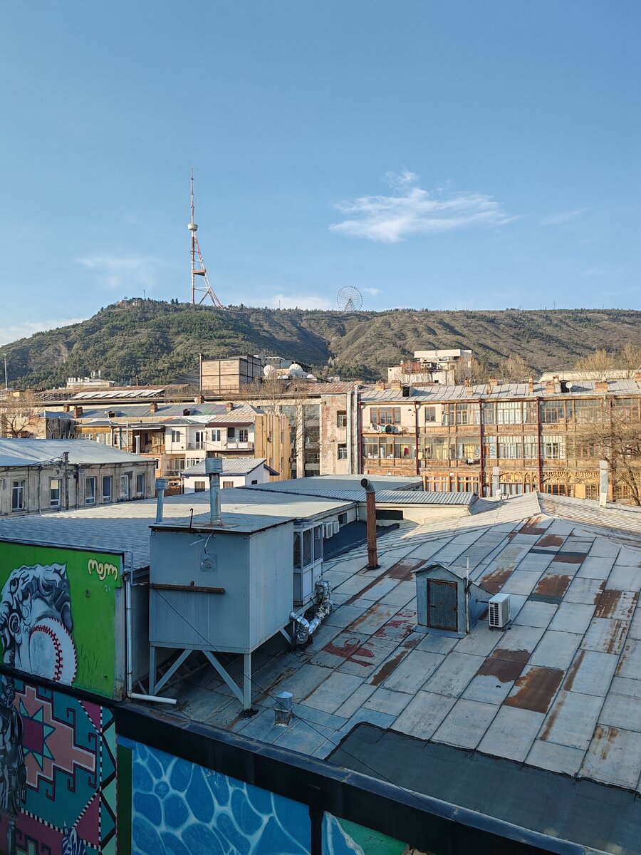 Вид из окна на гору Мтацминда