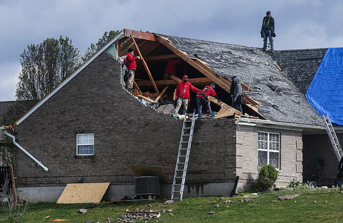    Востсановление дома после торнадо в Ютике, штат Индиана, США.USA Today Network/Reuters