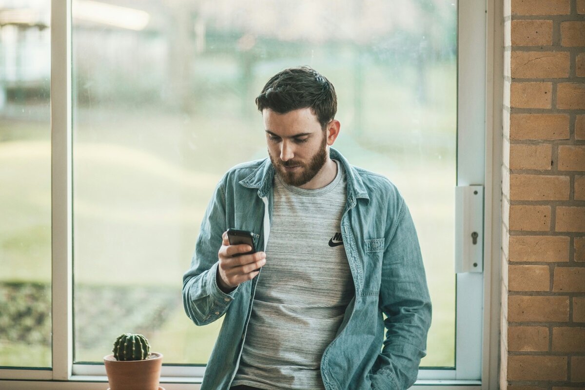 Осуществить перевод можно через приложение банка.  Фото: unsplash.com