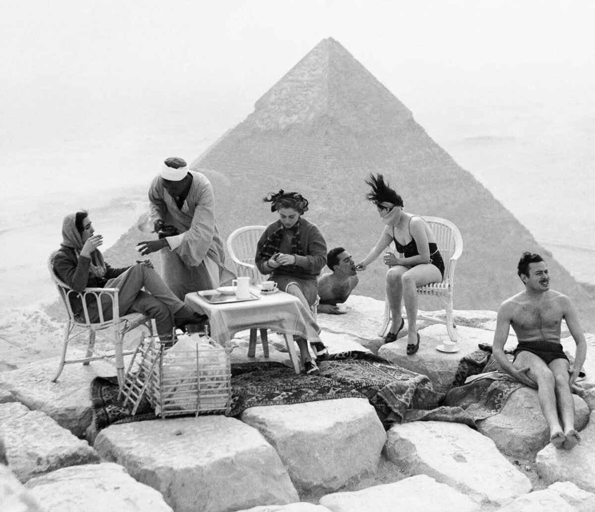 Лучшее селфи: туристы устраивают чаепитие на вершине пирамиды Хуфу в 1938 году. Фотограф неизвестен.