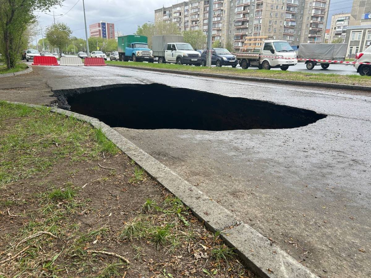 В Челябинске назвали причину провала асфальта возле жилого дома |  Cheltoday.ru | Дзен