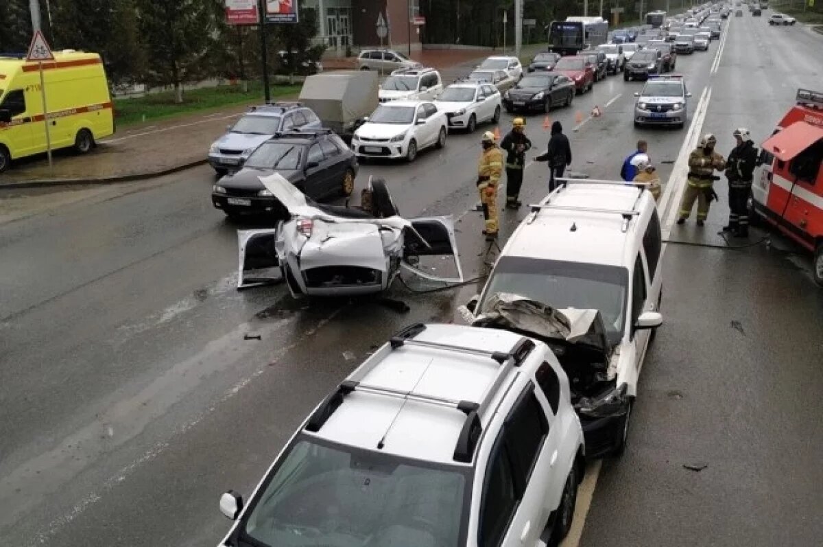    На перекрестке в Уфе столкнулись четыре автомобиля