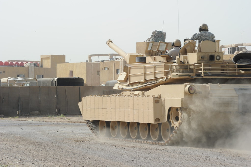M1 Abrams с динамической защитой ARAT на бортах корпуса