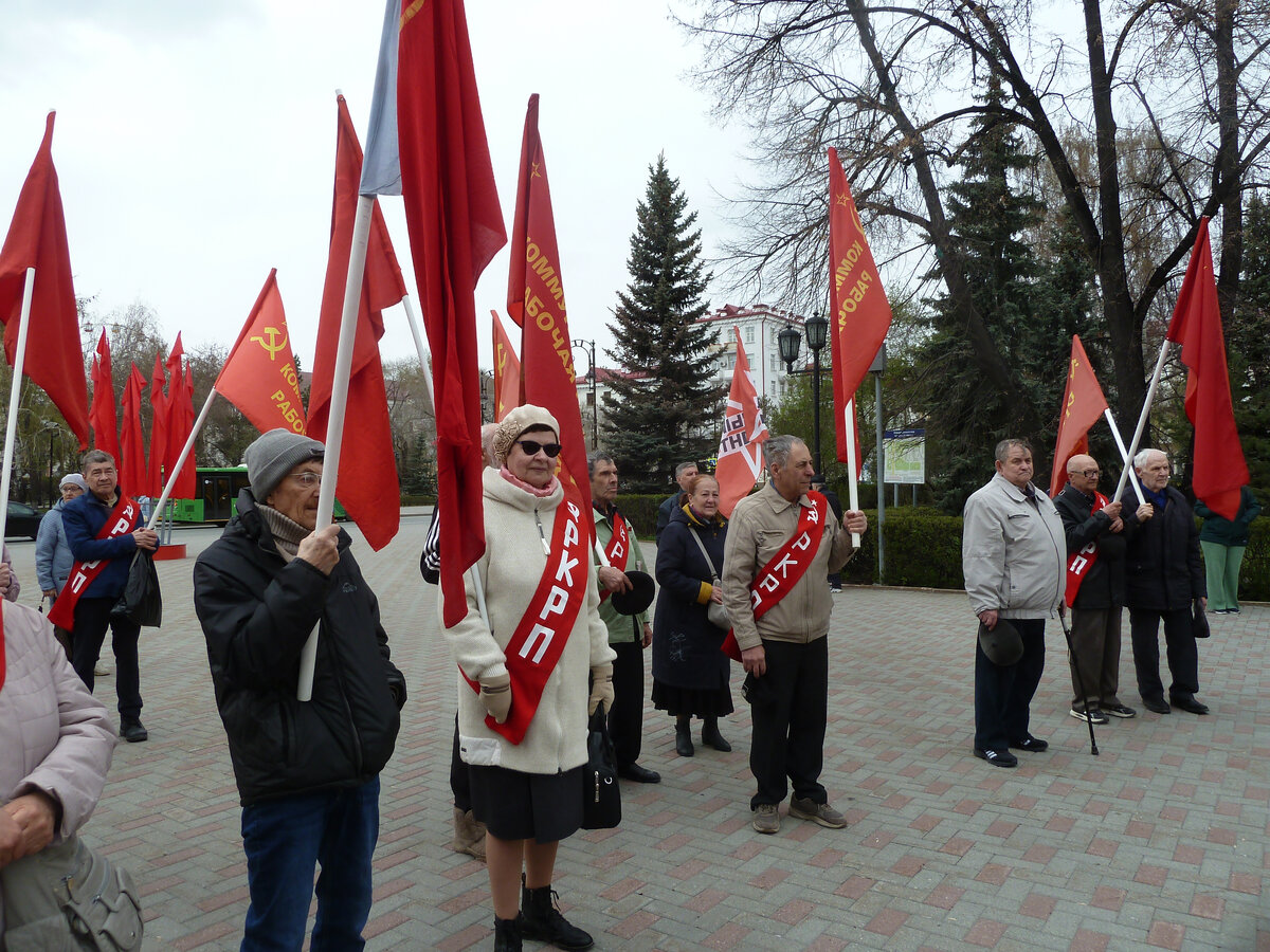 1 Мая 1886 г. рабочие американского города Чикаго вышли на демонстрацию с требованием 8-часового рабочего дня, но их расстреляла полиция. В 1889 г.-2