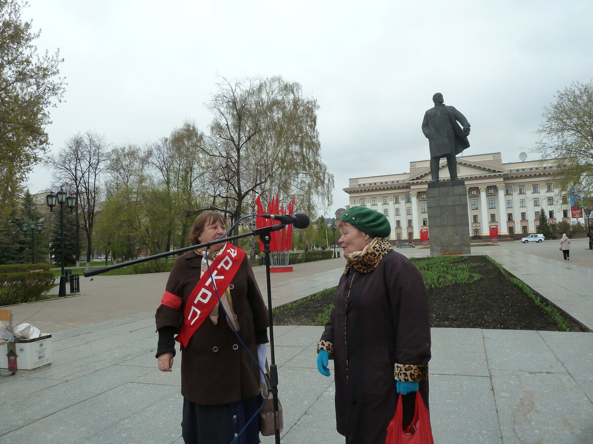 1 Мая 1886 г. рабочие американского города Чикаго вышли на демонстрацию с требованием 8-часового рабочего дня, но их расстреляла полиция. В 1889 г.-5
