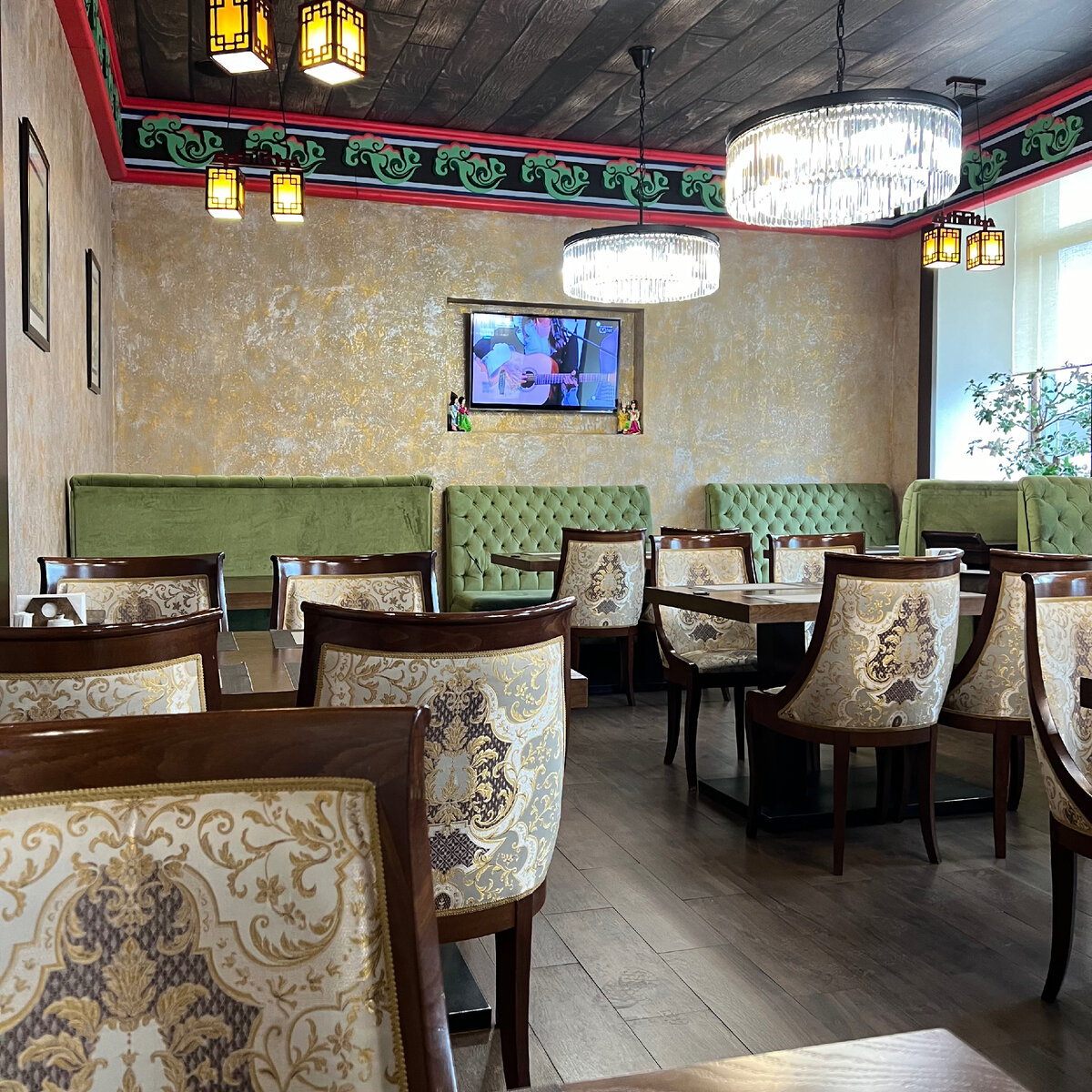 «Белый Журавль» – не просто и не только птица, а еще и ресторан корейской кухни в Москве, который открылся в 2000 году в начале Комсомольского проспекта, затем переехал на Фрунзенскую набережную рядом.-2