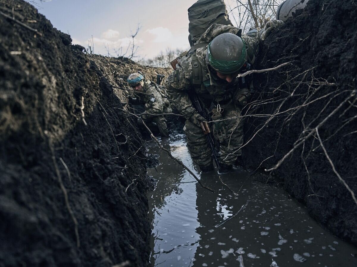    Украинские военные в районе Артемовска (Бахмута)© AP Photo / Libkos