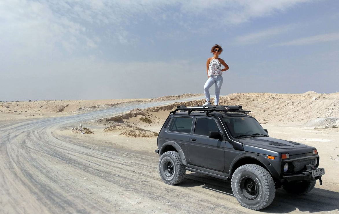 Посмотрите на Chevy Niva 2003 года с самодельным "апгрейдом" на Lada Niva Travel