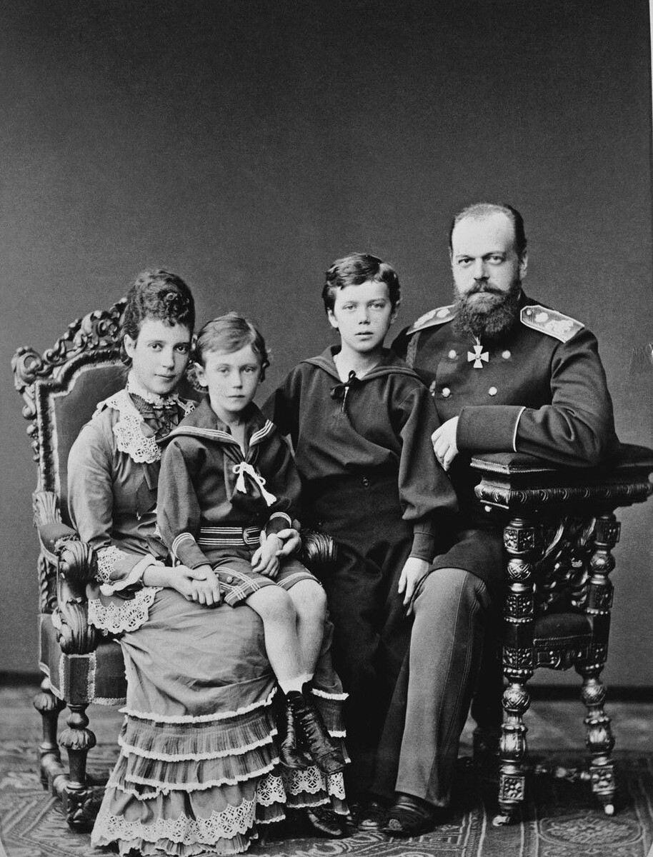 Великий князь Александр Николаевич и его супруга со старшими сыновьями