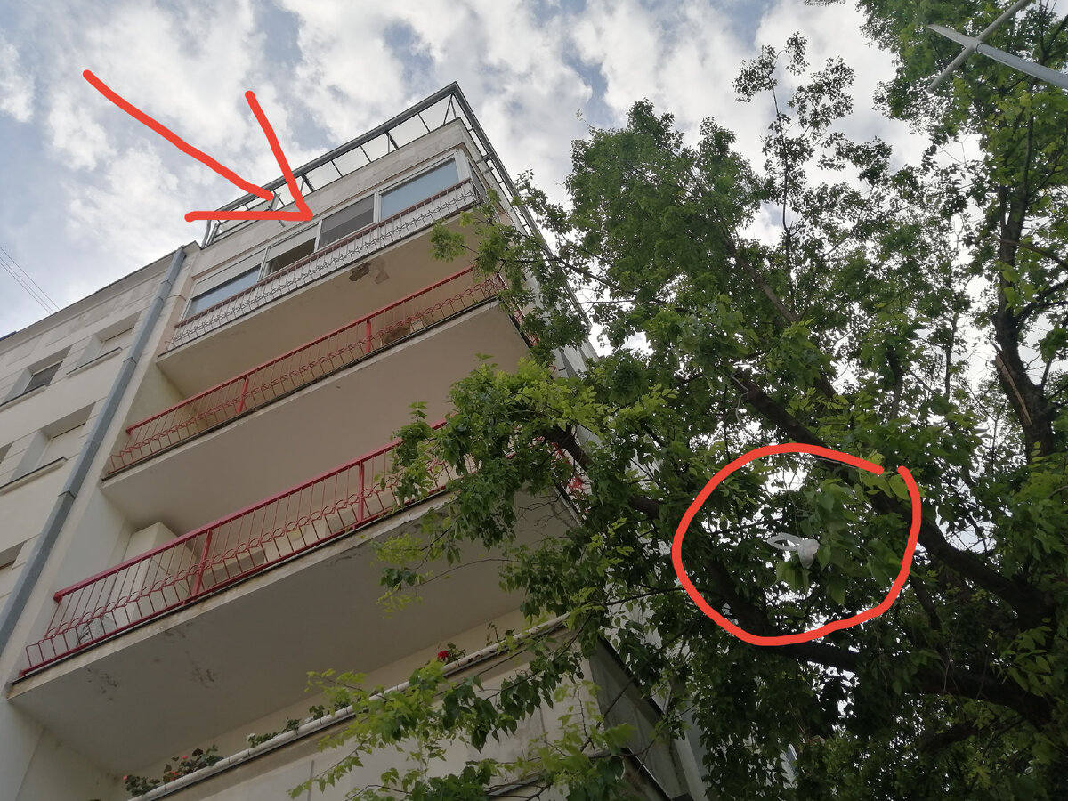 Стрелкой указана наша лоджия, рамкой обозначен пакет, в котором деньги лежат. 