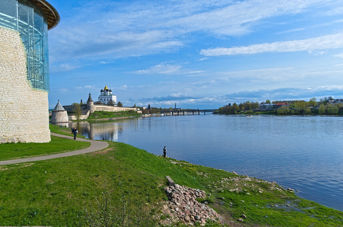 Слева - Варлаамовская башня. Река - "Великая". Троицкий собор.