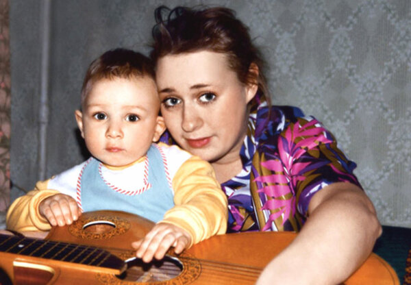— Улугбек стоял на коленях, и обливаясь слезами, умолял не бросать его, а я не чувствовала ни жалости, ни сожаления, — рассказывала актриса о своей первой любви.-3