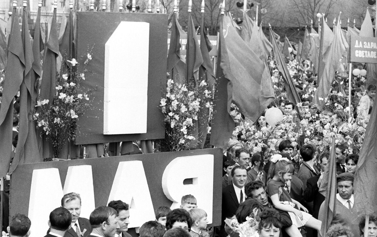 Праздничная демонстрация на Красной площади в День международной солидарности трудящихся, 1 мая 1969 года. Фото Л. Поликашина