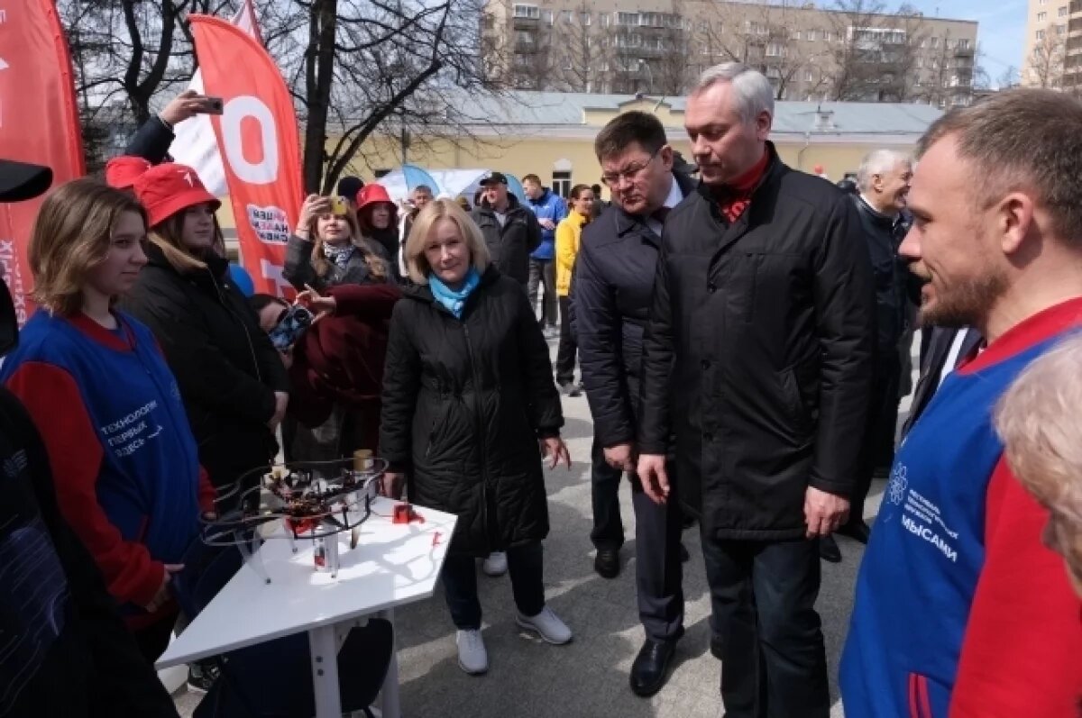 Губернатор Травников встретил 1 мая в Центральном парке Новосибирска | АиФ  Новосибирск | Дзен