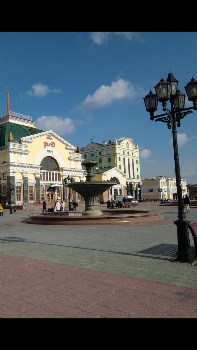 Фото автора. Два больших фонтана по сторонам от центрального входа 