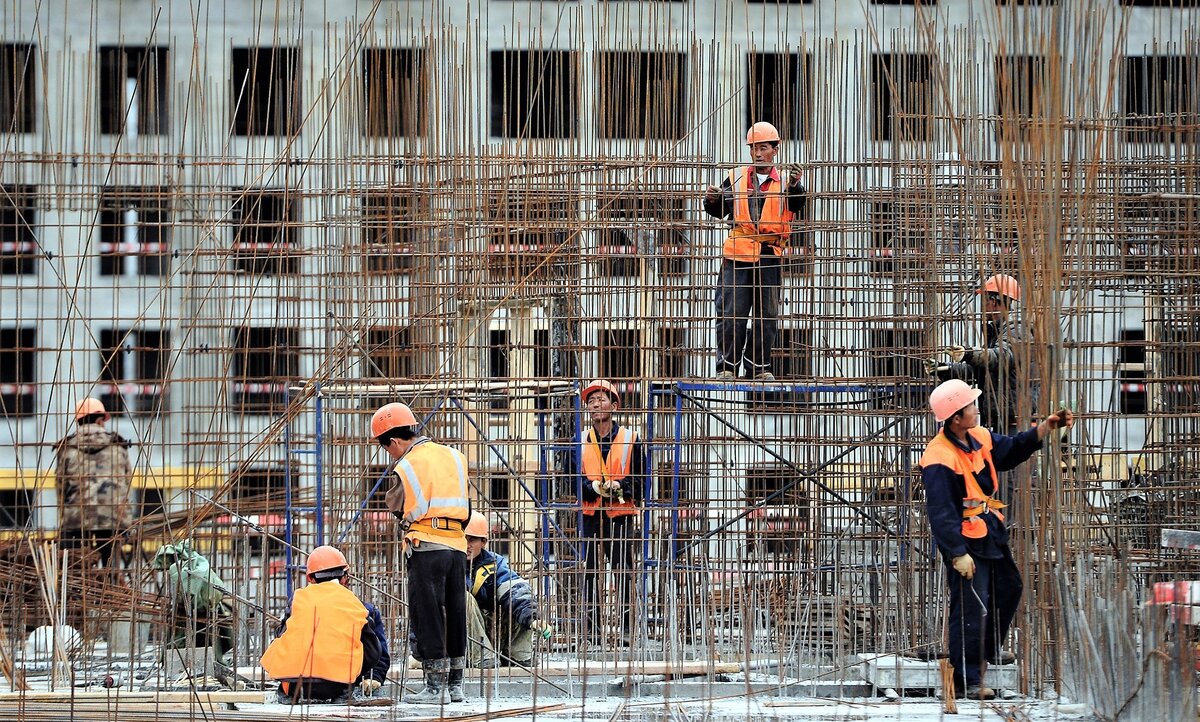 Пто официальным данным Минстроя России в строительной отрасли работают 800 000 мигрантов при общей численности работников 1 850 000 чел. Таким образом, строительная отрасль критически зависит от наличия в России мигрантов.  (Неофициальные источники утверждает, что Минстрой занижает число мигрантов в строительстве в разы). 