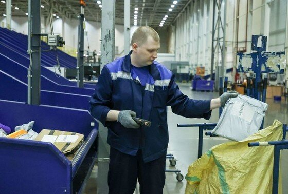 С 30 апреля происходят задержки в оформлении посылок, доставляемых «Почтой России», сообщила Федеральная таможенная служба.