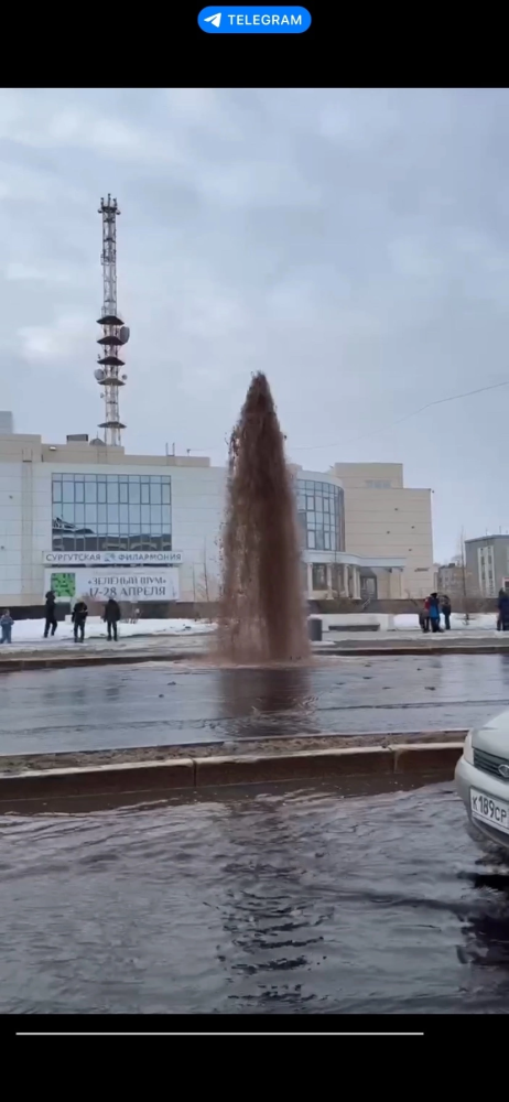    В Сургуте на парковке перед филармонией прорвало трубу