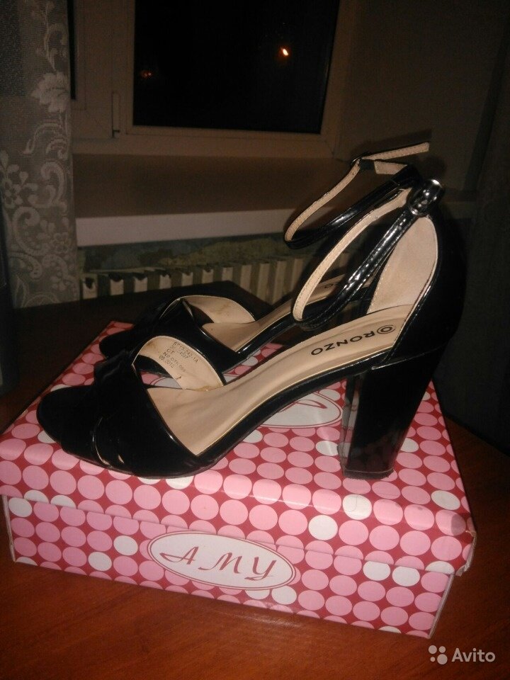 Именно в таких босоножках я пришла на встречу. Сейчас их продаю на Авито. Фотография автора