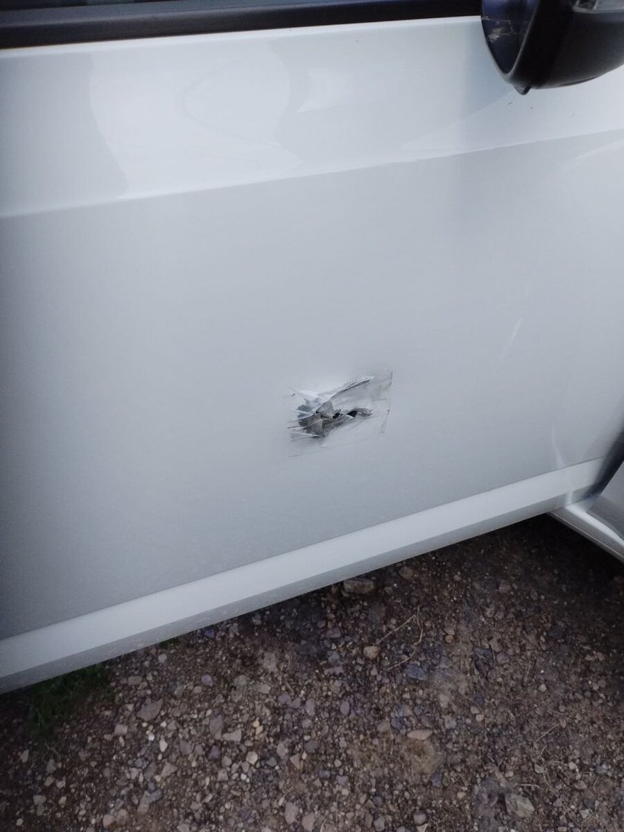 Последствия неосторожного открытия двери - будьте внимательны!