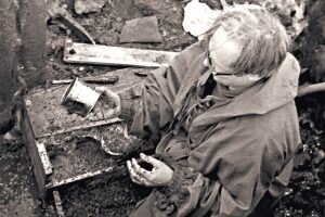 Самые старые щи с мясом и кашей в руках у учёного