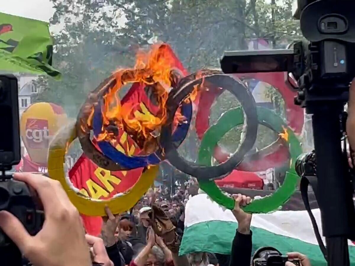    Сожжение в Париже олимпийских колец в знак протеста против летней Олимпиады-2024© РИА Новости