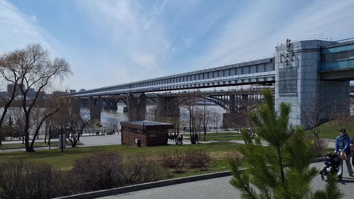Новосибирск. Вид на мост метро через реку Обь с Михайловской набережной. 1 мая 2024 года.
