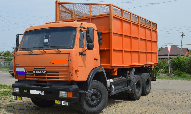 Фото автора. 28.04.2024. КАМАЗ "Колхозник".  Переоборудован под уборку сенажа.