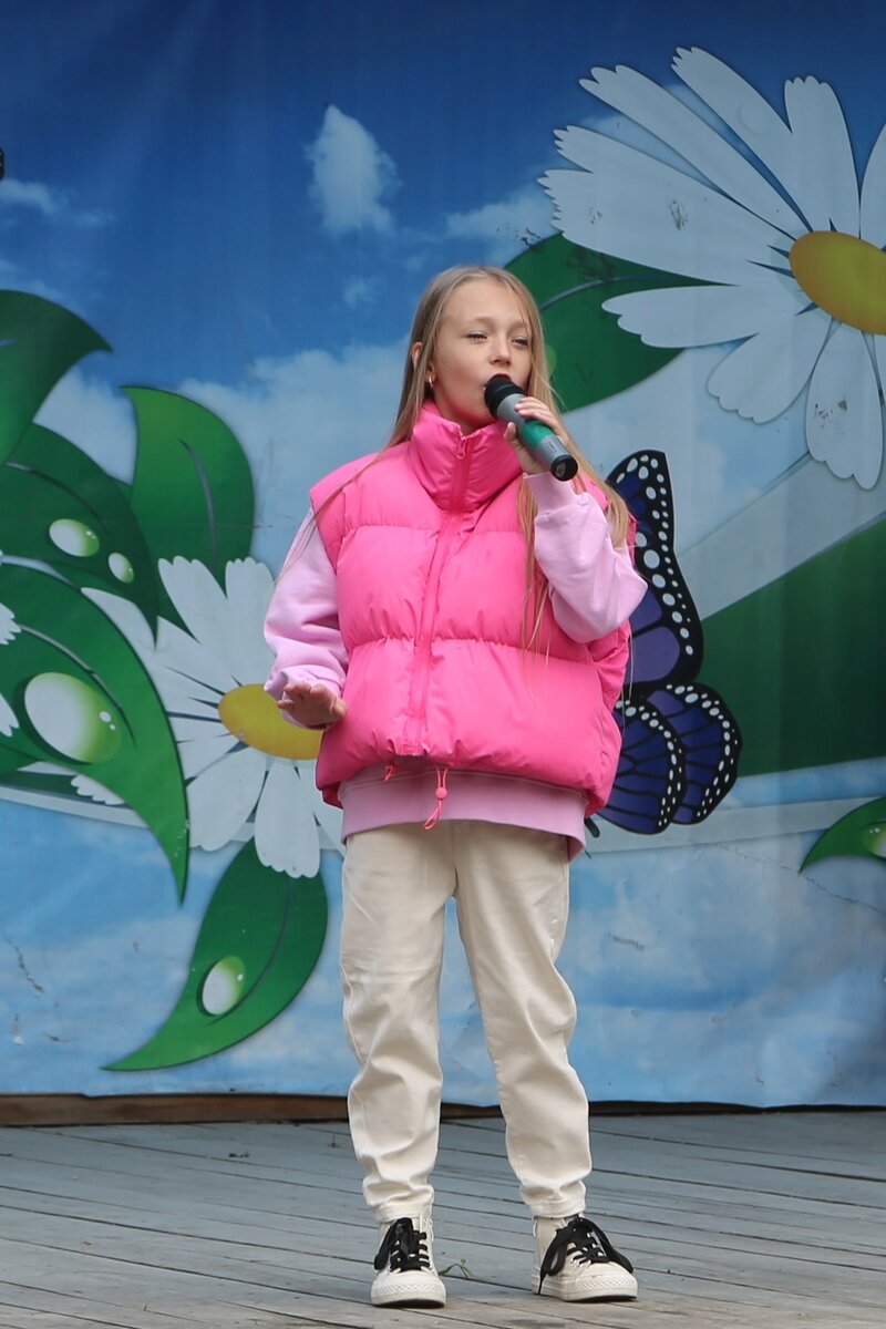 Сегодня, 1 мая, несмотря на холодную и дождливую погоду, в городском парке "Нескучный сад" 🌿 праздничной и яркой концертной программой жителей и гостей города радовали артисты вокальной студии...-2