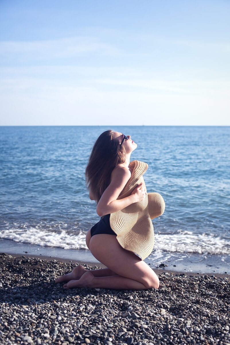 Девушка на море