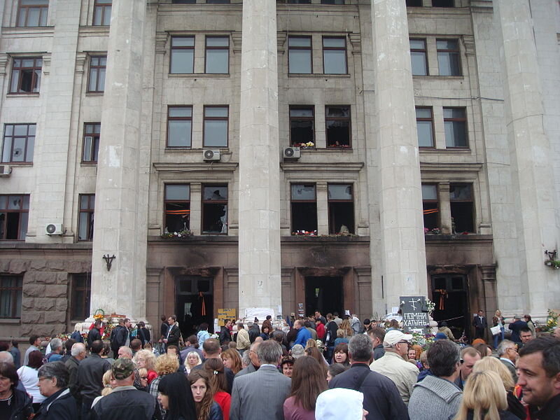     Обгоревший Дом профсоюзов, Куликово поле, 10 мая 2014 года. Фото из википедии