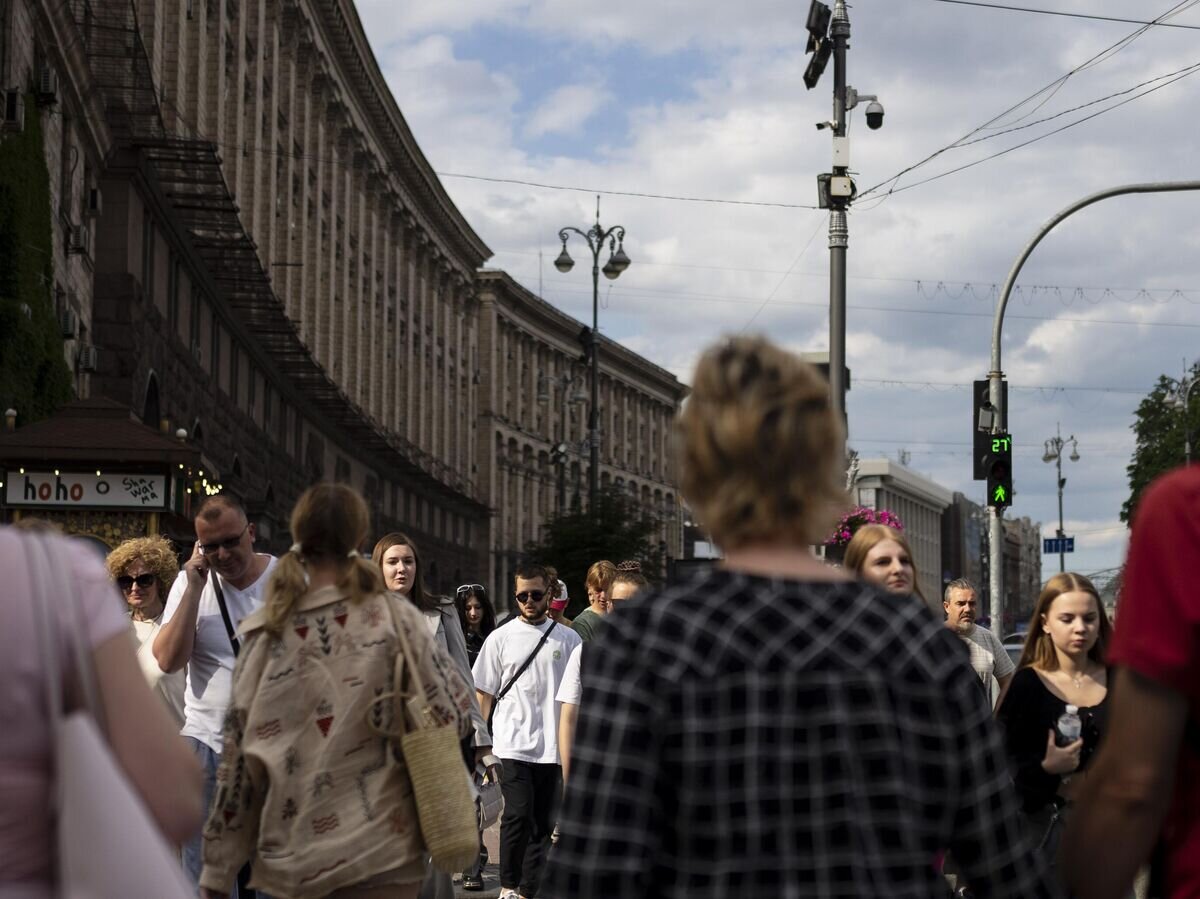    Люди на улице в Киеве, Украина© AP Photo / Jae C. Hong