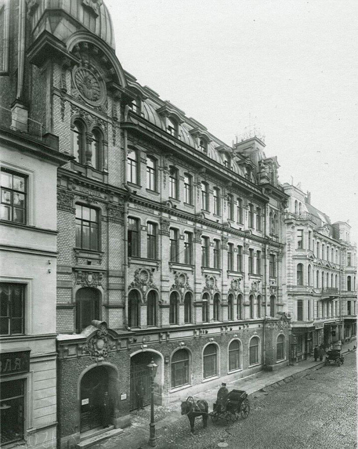 Точная дата фото неизвестна, сделана она вскоре после постройки Доходного дома 