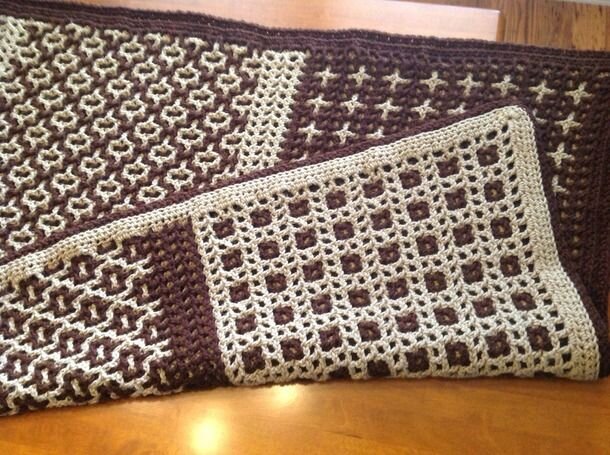 Фотография пледа в технике Интерлок/Интерлокинг крючком, взята из открытого источника