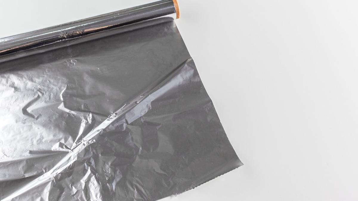    Фольга в рулоне лежит на столе:Freepik